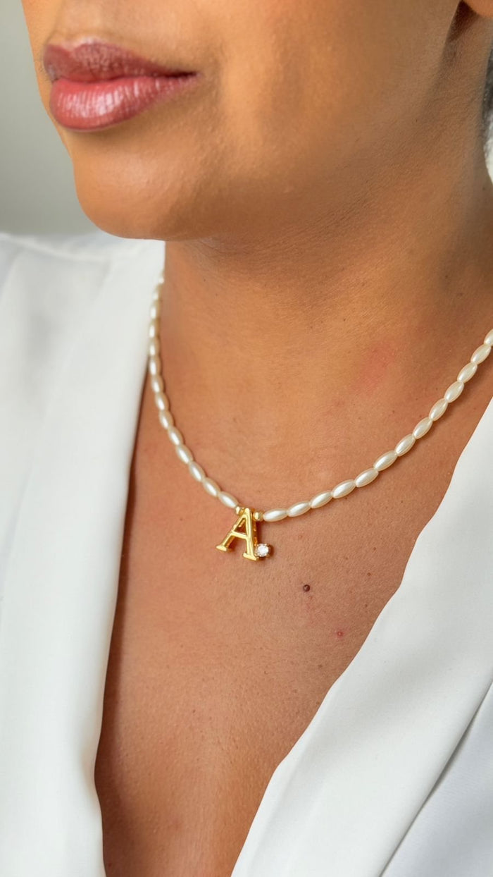 Choker pérola inicial com ponto de luz - Folheado