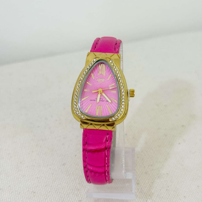 Relógio Feminino Folheado a Ouro com Zircônias e Pulseira de Couro Rosa Design Assimétrico