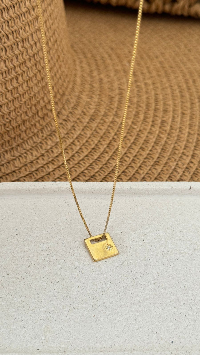 Colar Medalha com Sol Cravejado Folheado
