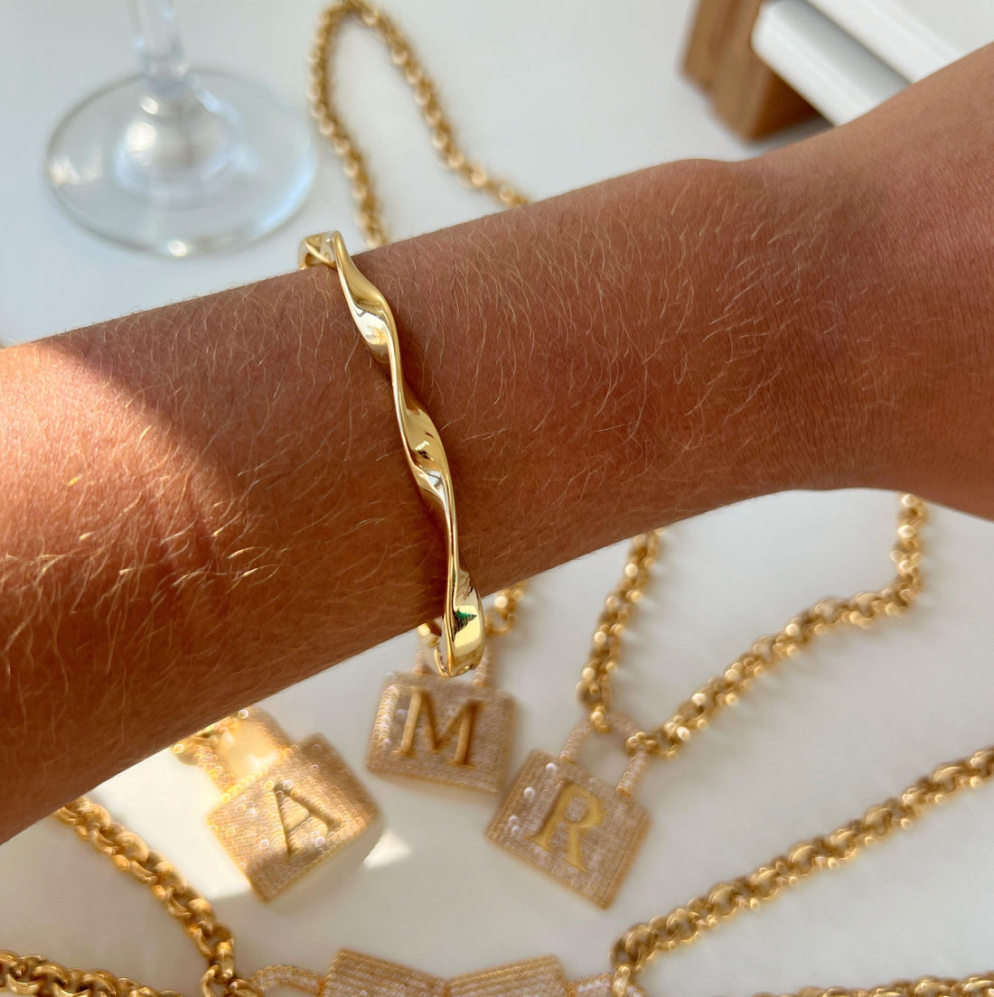 Bra23 Bracelete torcido Semi jóia