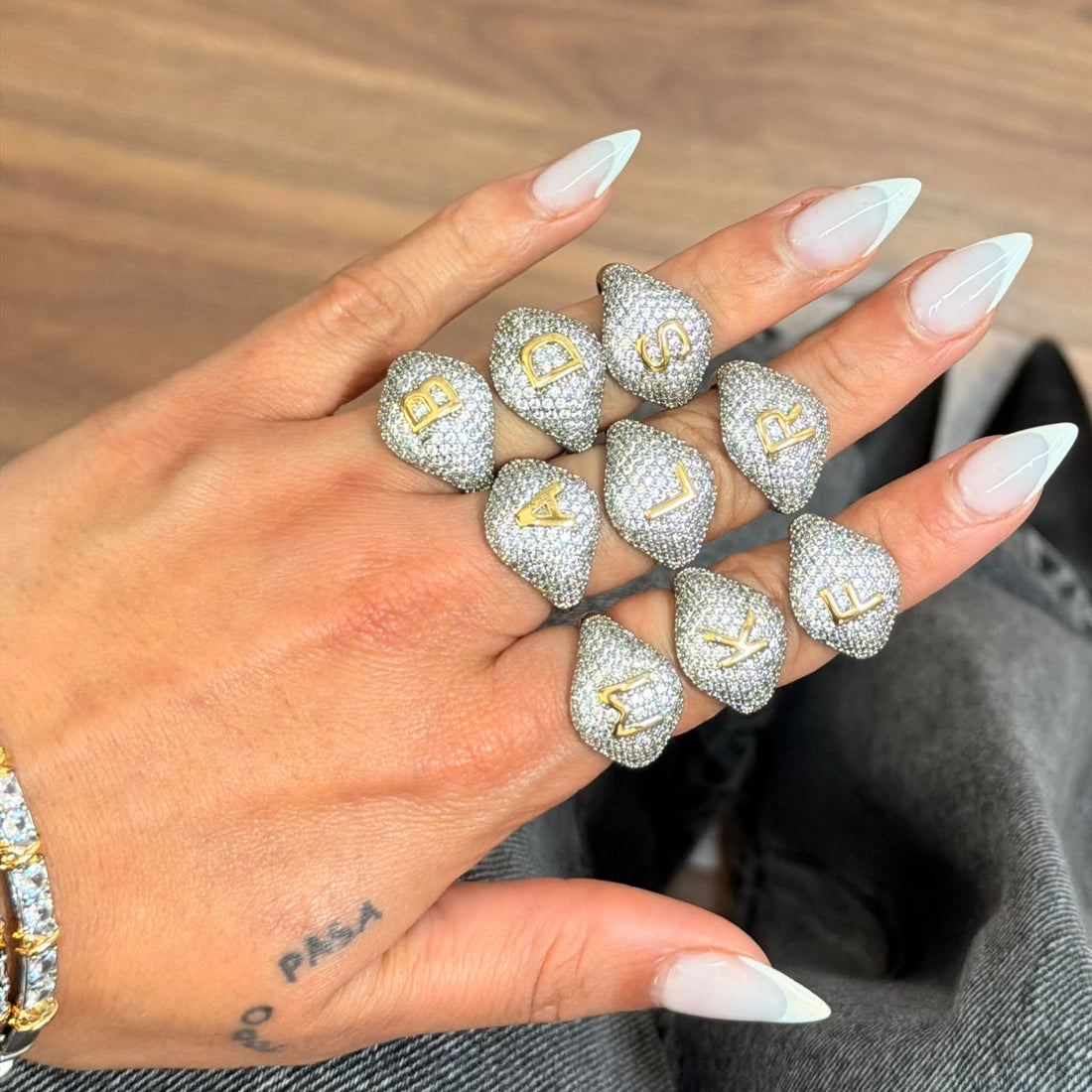 Anel Glow Inicial Mix de Banho com Zircônias Cravejadas Ajustável Folheado