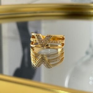 AN100 Anel V Gold com zircônias cravejadas Semi Jóia - Imagem 1