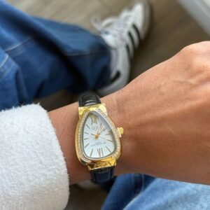 Relógio Feminino Folheado a Ouro com Zircônias e Pulseira de Couro Preto Design Assimétrico - Imagem 1